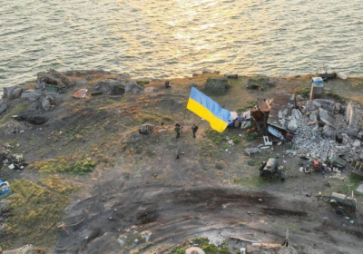 Українські захисники встановили український прапор на острові Зміїний