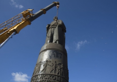 Демонтаж памятника Феликсу Дзержинскому. Фото: УНИАН