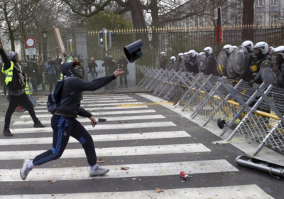 Полиция применила водомет в Париже, по всей стране - 700 задержанных, - ФОТО