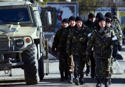Українські офіцери покидають штаб ВМС України