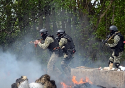 Сегодня в Славянске погибли четверо военных. Террористы обстреливают жилые дома