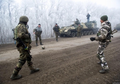 Дорога на Дебальцево под полным контролем украинской армии: бойцы охраняют трассу и играют в мяч