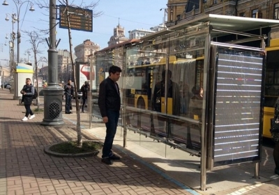 У Києві представили smart-зупинку, де можна заряджати телефон
